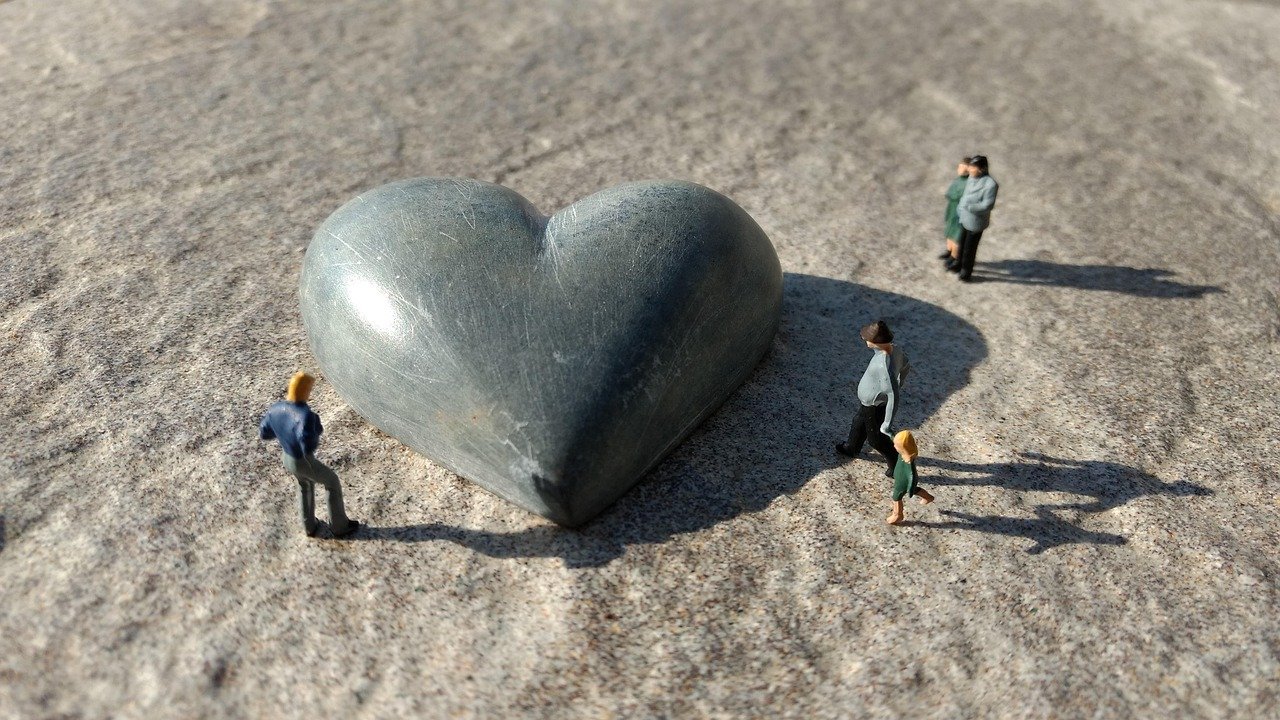 miniature figures, heart, stone, heart breaker, sculpture, fund, gray, sightseeing, meeting point, decoration, vacations, valentine, artifact, stone heart, love, heart shape, romantic, amor, hearts, amor, amor, amor, amor, amor